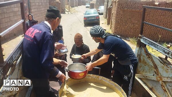 پخش نذری روز عاشورا رسمی قدیمی در روستای حسن آباد بلهر نیشابور 