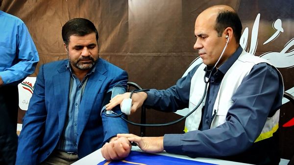 برگزاری نماز جمعه وحدت‌آفرین نظرآباد با رونمایی کتاب قرآنی و ارائه خدمات فرهنگی و معیشتی در مصلی نظرآباد