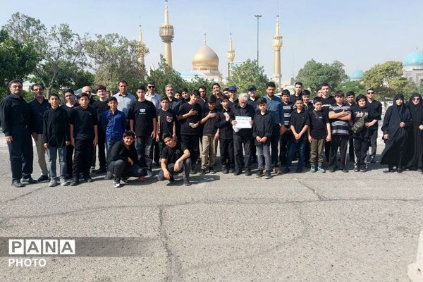 هم‌نوایی دانش‌آموزان منطقه ۵ تهران با سرود «باید برخاست» در سوگواری رهبر شهید