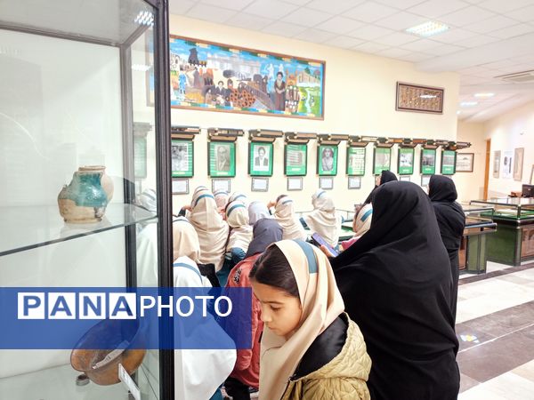 غبارروبی مزار شهدا توسط دانش‌آموزان دبستان سمیه