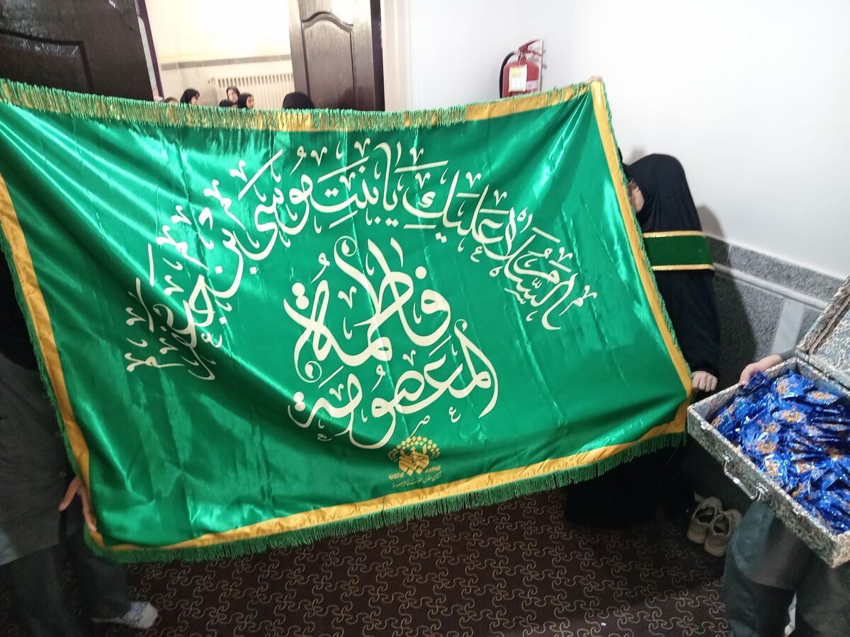میزبانی دبیرستان حضرت خدیجه(س) جعفرآباد قم از پرچم متبرک حرم بانوی کرامت

