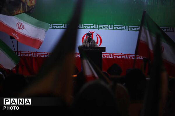 حضور پررنگ اداره آموزش و پرورش در راهپیمایی میدان انقلاب
