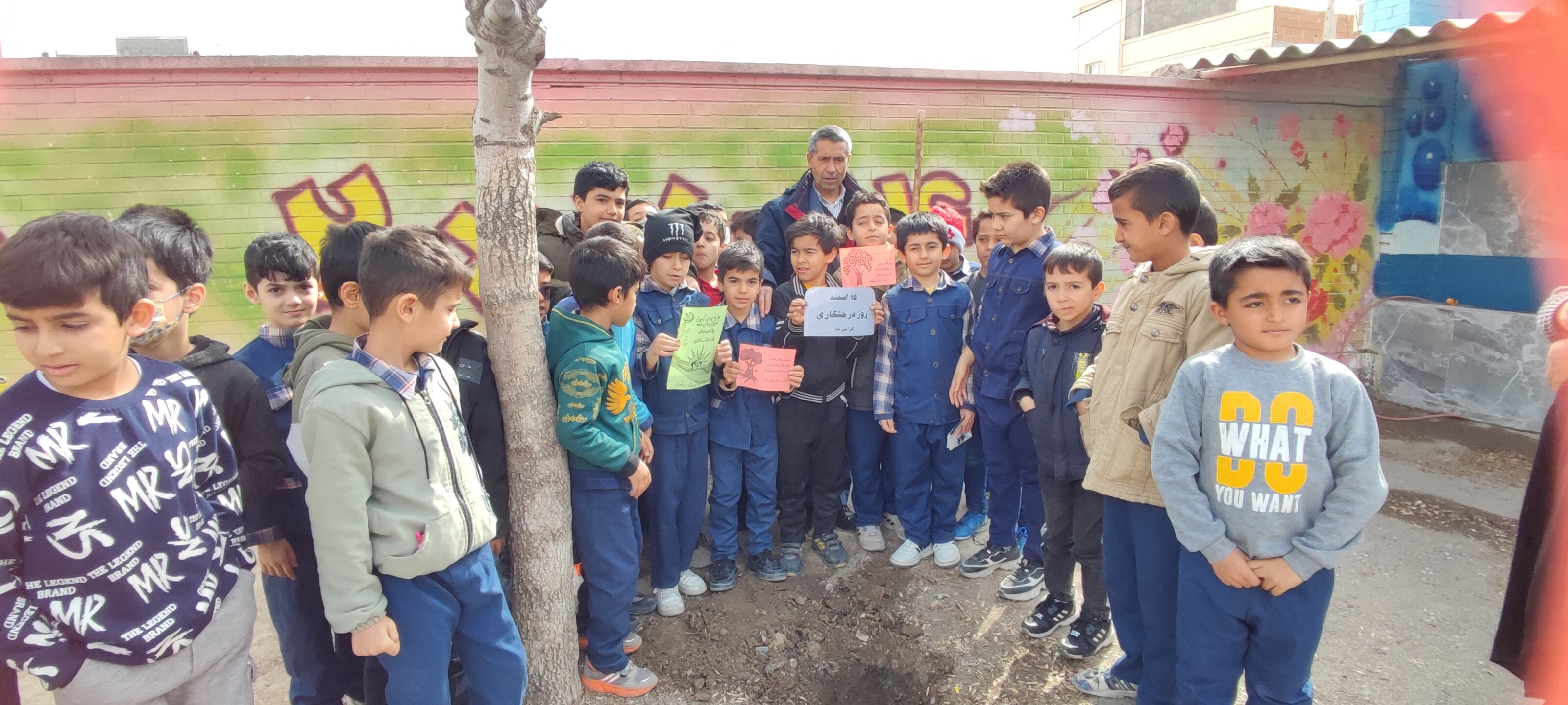 کاشت نهال در دبستان پسرانه مبین شیروان