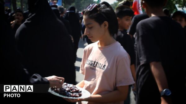 خادمِ کوچک، عشقِ بزرگ