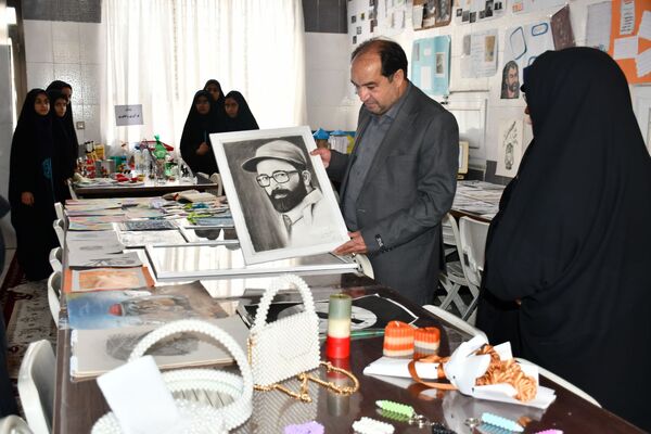 برپایی نمایشگاه آثار دانش‌آموزی در مدرسه متوسطه اول نمونه دولتی امام رضا (ع) فیض‌آباد