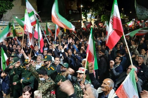  مردم در خیابان‌ها با پرچم ایران، با آرمان‌های انقلاب تجدید پیمان کردند