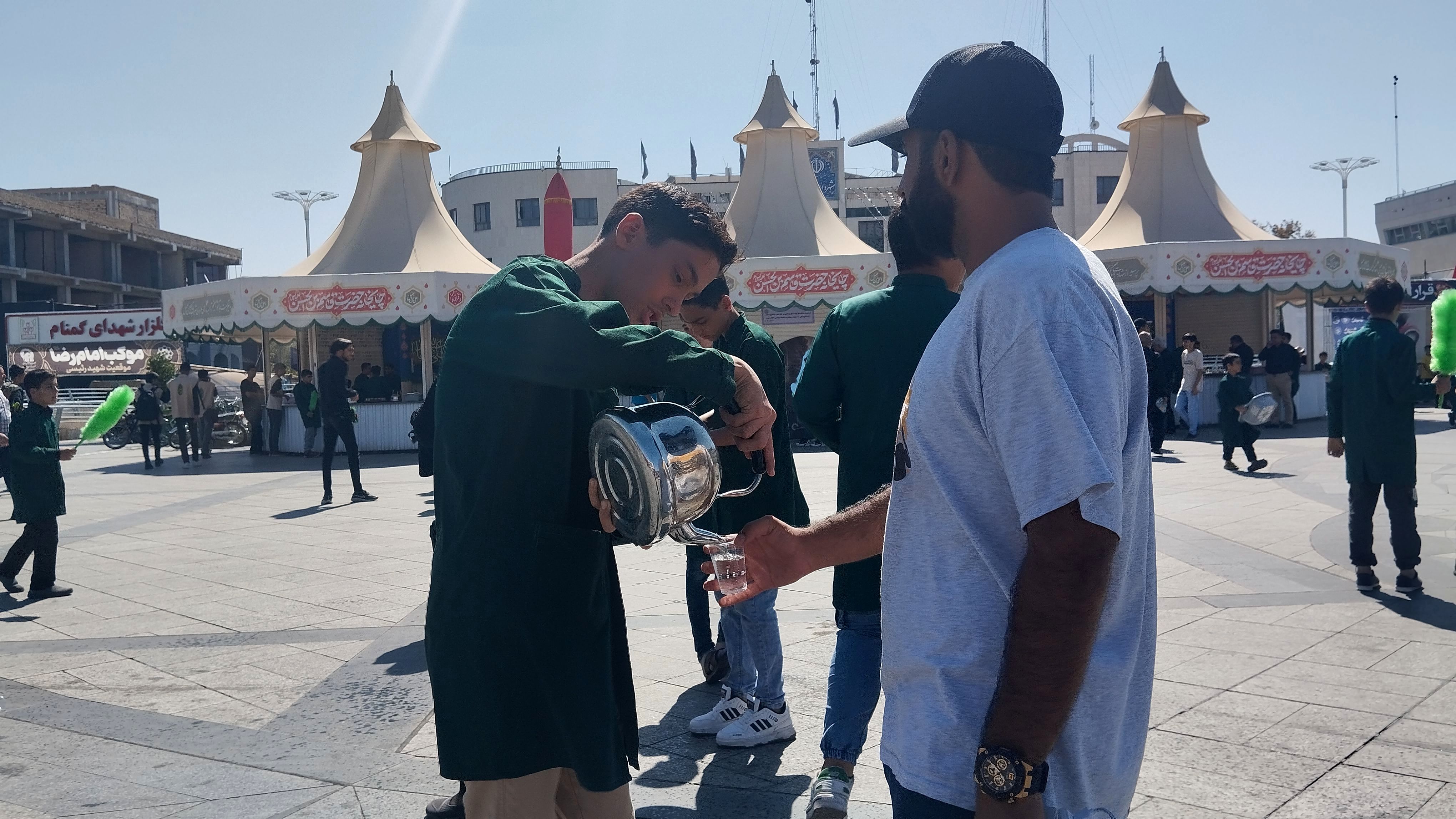 حضور نوجوانان در میدان شهدای مشهد برای استقبال و پذیرایی از زائران امام رضا(ع)