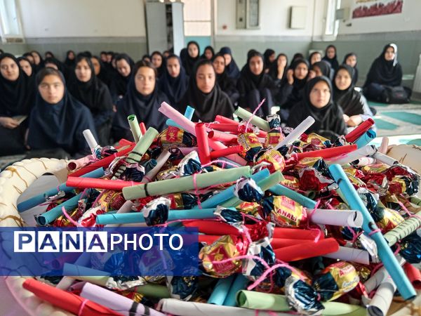 اهدای چادر به مناسبت روز دختر در خلیل‌آباد