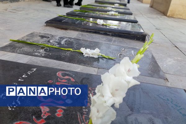 غبارروبی مزار شهدا در امام زاده حسن(ع) نسیم‌شهر