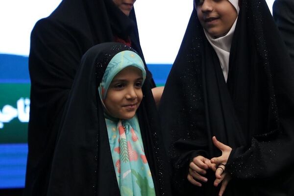تقدیر از دانش‌آموزان برتر حوزه فرهنگی و هنری در آموزش و پرورش ناحیه یک شهرری