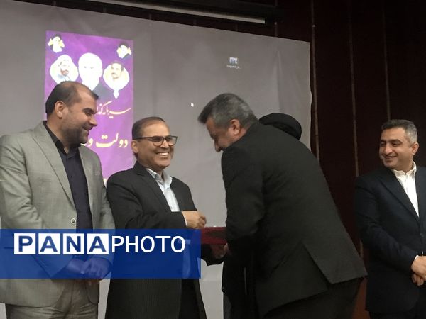 همایش تجلیل از مدیران و کارکنان نمونه شهرستان محمودآباد 