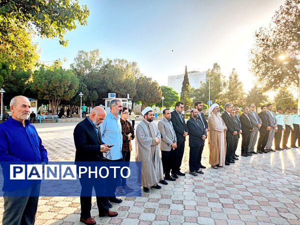 دولتمردان غبار از مزار شهدا برداشتند 