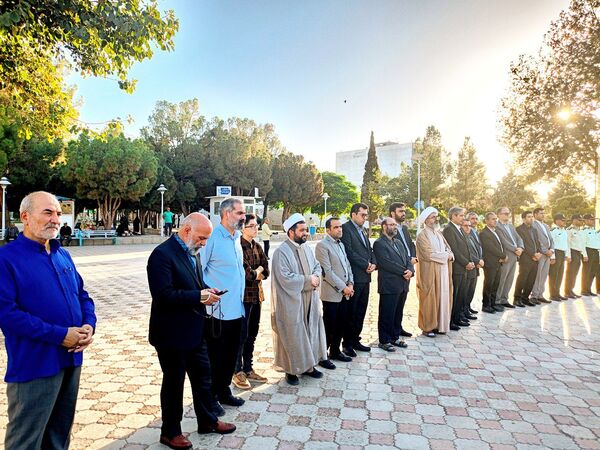 دولتمردان غبار از مزار شهدا برداشتند 