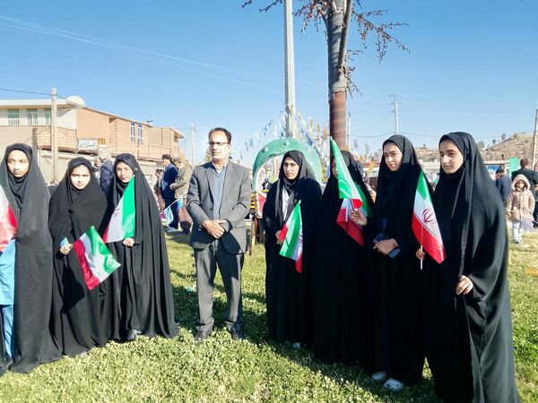 حضور دانش‌آموزان بخش سراب میمه در راهپیمایی۲۲بهمن 