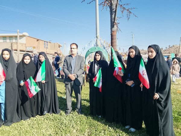 حضور دانش‌آموزان بخش سراب میمه در راهپیمایی۲۲بهمن 