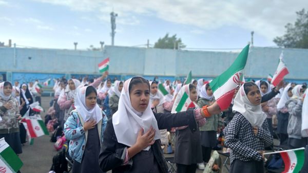 نواختن زنگ مهر در دبستان نجمه شهرستان فیروزکوه