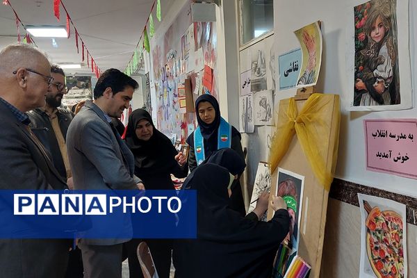 افتتاحیه نمایشگاه «مدرسه انقلاب» در مدرسه شهید شرافت بهارستان‌دو