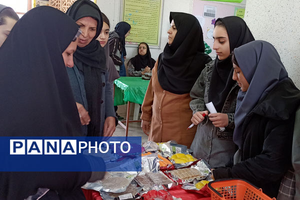 برگزاری نمایشگاه مشاغل خانگی در دبیرستان شاهد ام ابیها، شهرستان آباده