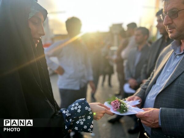 دخترانِ انقلابی پای پرچم ایستاده‌اند