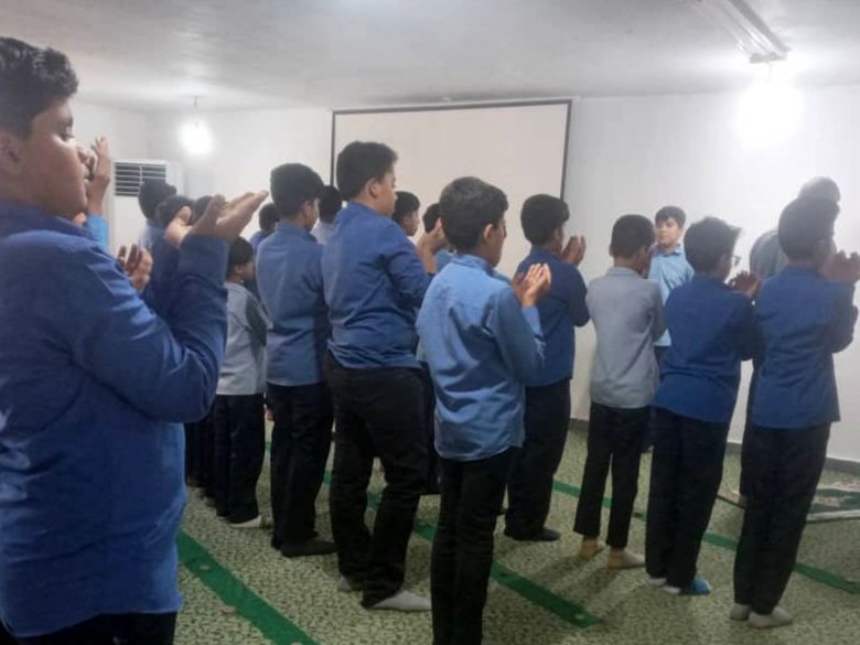 اقامه نماز جماعت در مدرسه، گامی در مسیر تربیت دینی دانش‌آموزان