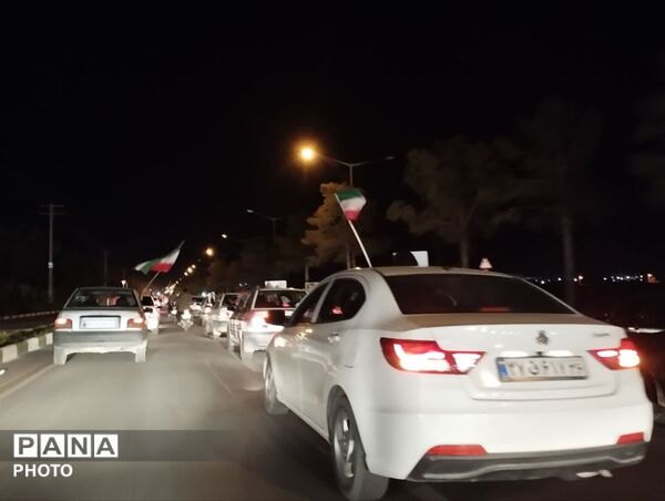 رژه ماشینی مردم کاشمر برای دفاع از میهن و بیعت با رهبر انقلاب