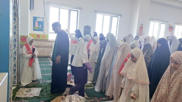 نماز مادر و دختری به مناسبت روز دانش‌آموز در دبستان دخترانه اندیشه
