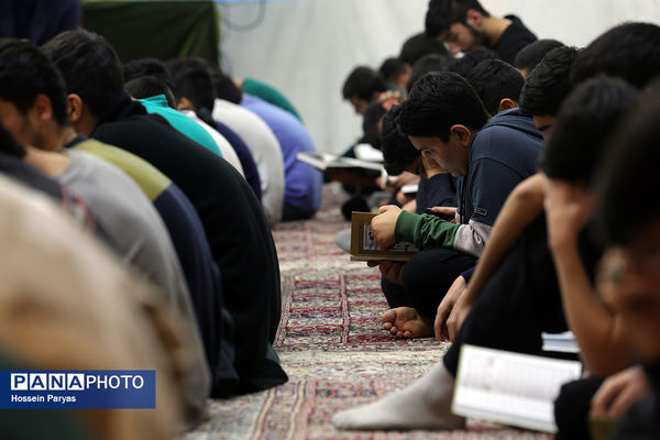 اعتکاف دانش‌آموزی در مسجد جامع امام جعفر صادق(ع) اقدسیه