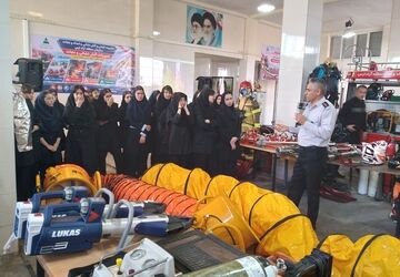 بازدید دانش‌آموزان جلفا از نمایشگاه تجهیزات آتش‌نشانی و امداد و نجات ارس