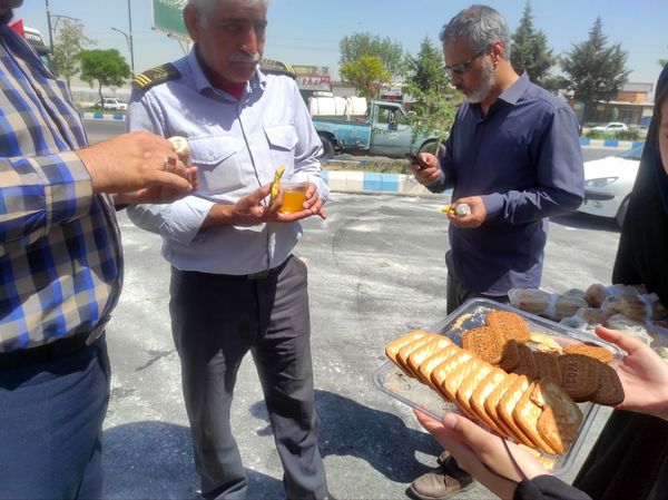 همکاری دانش آموزان خادمیار دبستان ضحی۲ با چایخانه دانش آموزی حضرت رضا(ع) شیروان