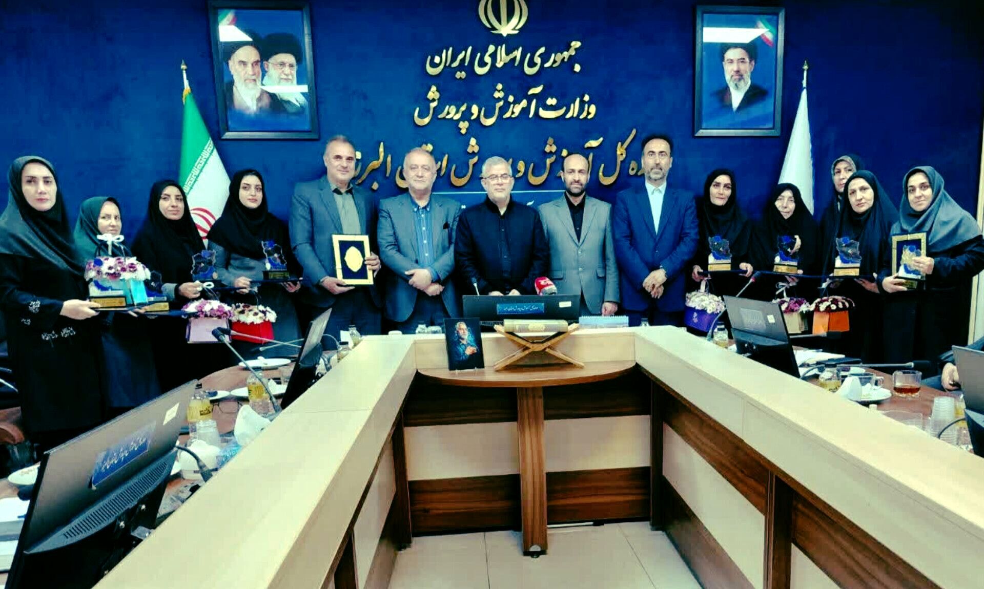 تعهد و فداکاری معلمان، چراغ راه روشن آینده کشور است
