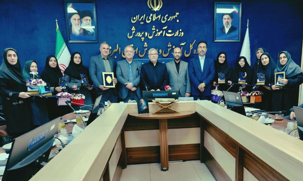 تعهد و فداکاری معلمان، چراغ راه روشن آینده کشور است
