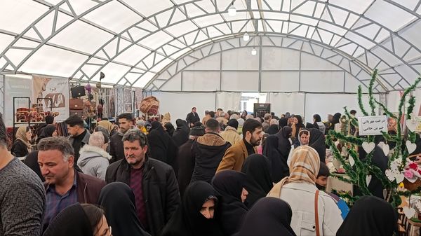 نمایشگاه یلدا در سایه‌سار چنار کهن لاهیجان تبریز گشایش یافت