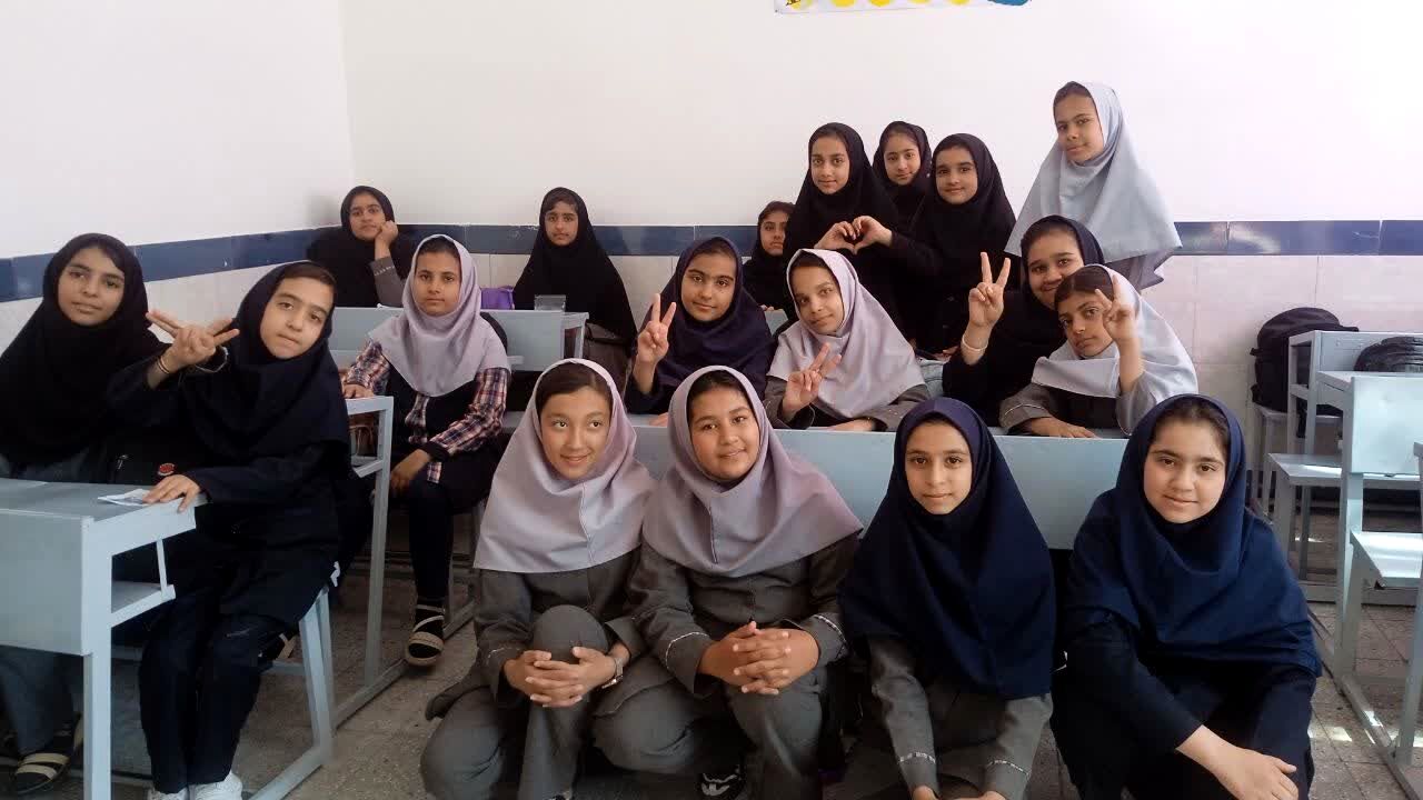 عکس یادگاری دانش آموزان مدرسه ی شهید نجفی