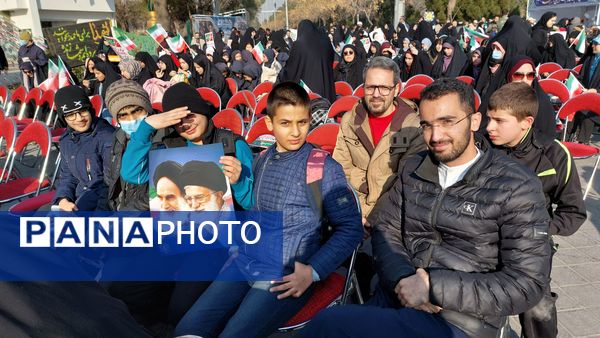 کاروان دانش‌آموزی در طنین عشق و ارادت رهسپار حرم امام (ره) 