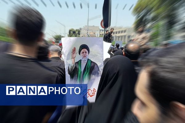 حضور میلیونی مردم تهران برای بدرقه شهید جمهور و یاران