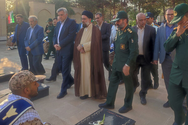 غبار روبی و عطر افشانی قبور شهدا در شهرستان آباده 