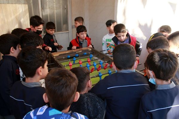 صبحگاه پرشور پاییزی در مدرسه نور ایمان بهارستان‌دو