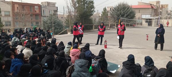 کارگاه آموزشی آشنایی با اصول ایمنی و اطفاء حریق در هنرستان آفرینش پردیس 