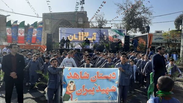 راهپیمایی پرشور دانش آموزان ساوجی در یوم الله ۱۳ آبان
