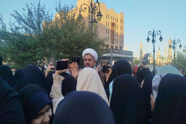 از پشت میز نیمکت تا زیر آسمان مدینه