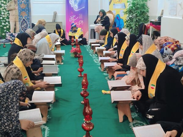 قاب‌های معنوی با شال‌های سازمانی بر سفره قرآن