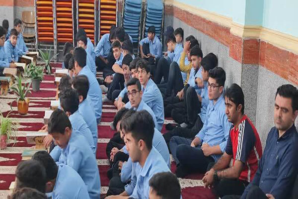 محفل انس با قرآن کریم در مدرسه نمونه رازی منطقه سعدآباد