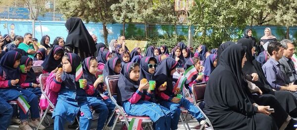 جشن شکوفه ها در دبستان شهید رضا نایب ناحیه۴ مشهد