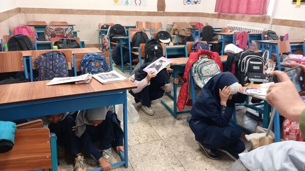 بیست و هفتمین مانور زلزله و ایمنی با شعار "مدرسه ایمن جامعه تاب آور " در دبستان پیام۲ ناحیه یک 