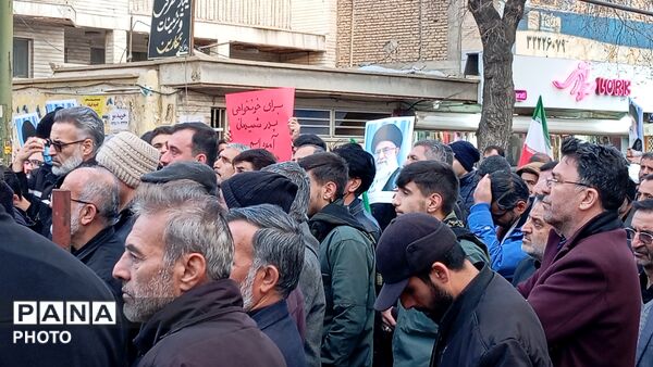 خروش مردم چهارمحال و‌بختیاری در میدان انقلاب شهرکرد