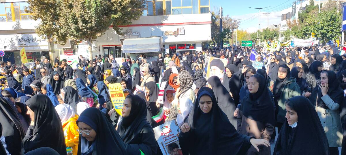 حضور باشکوه و جلوه گر دانش آموزان و اقشار مردم شهرستان شیروان در راهپیمایی ۱۳ آبان