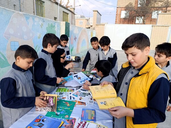 برگزاری نمایشگاه کتاب در دبستان معلم دو آشخانه 