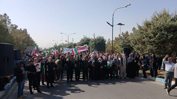 راهپیمایی 13 آبان دانش‌آموزان و مسئولین شهر مهستان