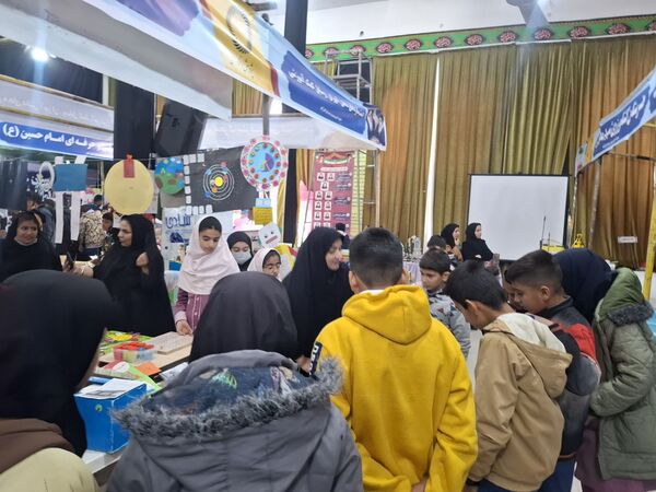 بازدید دانش آموزان مدرسه شهید عامری از نمایشگاه پژوهش و فناوری در خلیل آباد