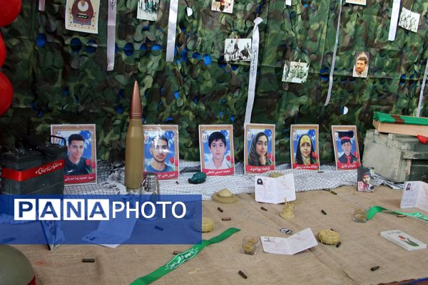 هم‌سرایی هزار نفری دانش‌آموزان یاور انقلاب در اسلامشهر